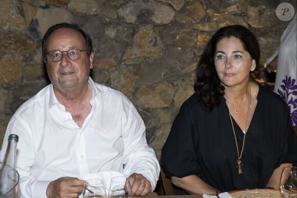 Le couple était entouré d'autres stars 
Exclusif - François Hollande, Cristiana Réali - Personnalités au spectacle "Simone Veil, Les combats d'une effrontée" lors du 40ème Festival de Ramatuelle. Le 4 août 2024 © Cyril Bruneau / Festival de Ramatuelle / Bestimage 