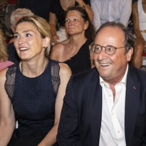 François Hollande et Julie Gayet ont récemment asssisté au Festival de Ramatuelle
Exclusif - Julie Gayet et son mari François Hollande, Jean-Pierre Jouyet et sa femme - Personnalités au spectacle "Simone Veil, Les combats d'une effrontée" lors du 40ème Festival de Ramatuelle. © Cyril Bruneau / Festival de Ramatuelle / Bestimage 