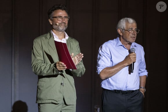 Exclusif - Alexandre Brasseur, Michel Boujenah - Spectacle "Simone Veil, Les combats d'une effrontée" lors du 40ème Festival de Ramatuelle, adaptée du roman de Simone Veil "Une vie" par Cristiana Reali. Le 4 août 2024. La comédienne a eu pour volonté, à travers cette mise en scène, de transmettre le récit d'un parcours hors norme, celui de cette femme politique française. Mettre en lumière l'héritage de Simone Veil. © Cyril Bruneau / Festival de Ramatuelle / Bestimage  Exclusive - No Web No Blog pour Belgique et Suisse