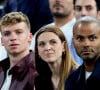 Si l'intérieur n'est "pas du tout fini", comme prévient Tony Parker, il s'agit d'une bâtisse de 800 m2
 
Léon Marchand, Manon Apithy-Brunet, Tony Parker - Les célébrités en tribunes pendant la finale de basketball opposant les Etats-Unis à la France (98-87) lors des Jeux Olympiques de Paris 2024 (JO) à l'Arena Bercy, à Paris, France, le 10 août 2024. © Jacovides-Perusseau/Bestimage