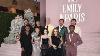 Lily Collins au comble du glamour pour lancer la saison 4 d'Emily in Paris, Lucas Bravo complètement changé ! (PHOTOS)