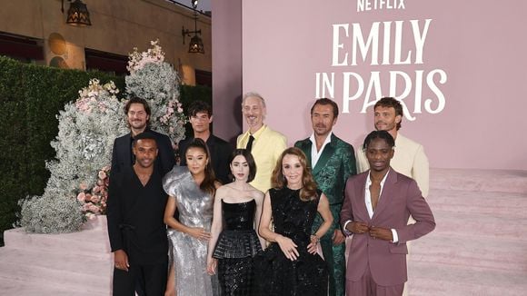 Lily Collins au comble du glamour pour lancer la saison 4 d'Emily in Paris, Lucas Bravo complètement changé ! (PHOTOS)