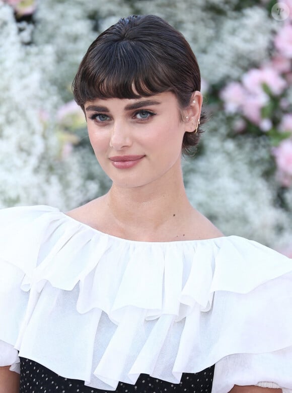 Taylor Hill à l'avant-première de la première partie de la saison 4 de la série "Emily in Paris" à Los Angeles, le 14 août 2024