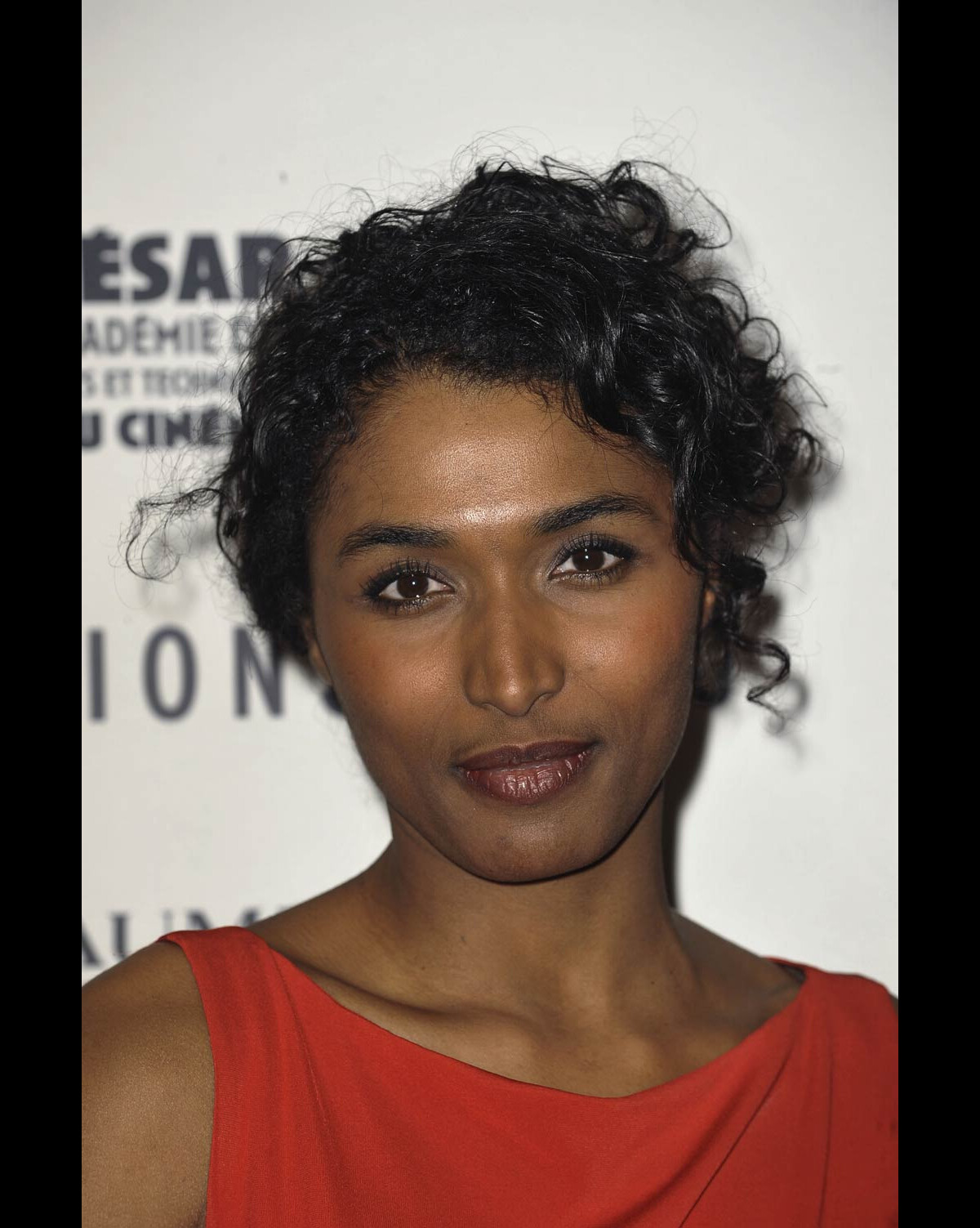 Photo Sara Martins entamera en juin le tournage de Signature. Purepeople