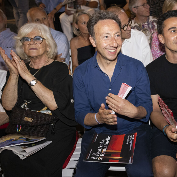 Plus surprenant, Stéphane Bern s'est lancé dans la mode. En avril dernier, il a déposé la marque, avec son chéri Yori Baillères, Paris Le Perche auprès de l'Institut National de la Propriété Industrielle (Inpi). 
Exclusif - Stephane Bern et son compagnon Yori Bailleres - Personnalités au spectacle "Simone Veil, Les combats d'une effrontée" lors du 40ème Festival de Ramatuelle. Le 4 août 2024 © Cyril Bruneau / Festival de Ramatuelle / Bestimage