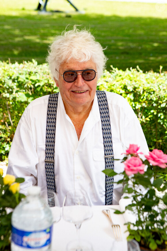 Exclusif - Jean-Jacques Annaud lors de la 4ème édition du "Prix Michel Legrand", créé le 10 novembre 2020 par l'association "Michel Legrand pour la Musique", au domaine de la Mothe à Vimory, France, le 8 juin 2024. © Christophe Clovis/Bestimage