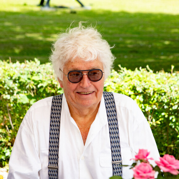 Exclusif - Jean-Jacques Annaud lors de la 4ème édition du "Prix Michel Legrand", créé le 10 novembre 2020 par l'association "Michel Legrand pour la Musique", au domaine de la Mothe à Vimory, France, le 8 juin 2024. © Christophe Clovis/Bestimage