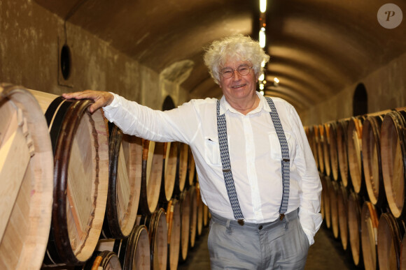 Le réalisateur Jean Jacques Annaud viste le Château Mouton Rothschild, France, le 13 juillet 2022, juste avant la projection en plein air de son film "Notre-Dame Brûle", offerte par la Fondation d'entreprise Philippine de Rothschild lors du festival International du Film en Médoc "Les Vendanges du 7ème Art". © Jean-Marc Lhomer/Bestimage