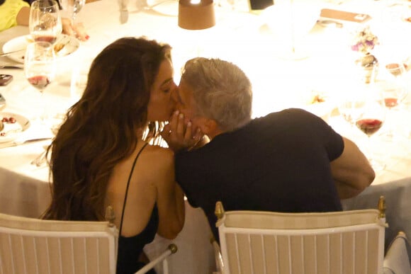 George et Amal Clooney profitent d'un moment romantique à la Villa D'Este, la luxueuse station balnéaire au bord du lac en Italie, le 8 août 2024. Photo par GGCH/Splash News/ABACAPRESS.COM