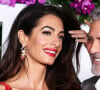 "Réaliser, ça représente une année de tournage ! Nous n'allons pas déraciner nos enfants de l'école et nous balader partout", a confié la star hollywoodienne.
L'avocate libano-britannique Amal Alamuddin Clooney, qui porte une robe Alexander McQueen, et son mari, l'acteur et cinéaste américain George Clooney, arrivent à la première à Los Angeles du film "Ticket To Paradise" d'Universal Pictures, qui s'est tenue au Regency Village Theatre le 17 octobre 2022 à Westwood, Los Angeles, Californie, États-Unis.