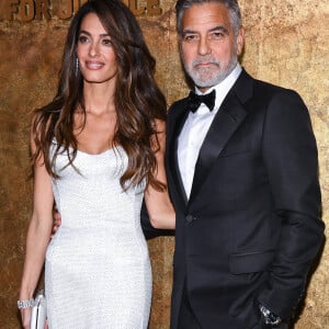 Aujourd'hui âgés de 7 ans, ils ont eu un effet considérable sur la carrière de leur papa.
Amal Clooney et George Clooney marchant sur le tapis rouge lors de l'événement de la Fondation Clooney pour la justice honorant les courageux défenseurs de la justice à The Albies, organisé par Amal et George Clooney et le président de la Fondation Ford, Darren Walker, qui s'est tenu à la New York Public Library le 28 septembre 2023 à New York City, NY, USA. Photo par Anthony Behar/SPUS/ABACAPRESS.COM