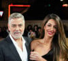 George Clooney préfère donc être chez lui, auprès de ses enfants et de sa femme.
George Clooney et Amal Clooney arrivent à la projection spéciale britannique de The Boys in the Boat au Curzon Mayfair, dans le centre de Londres. 