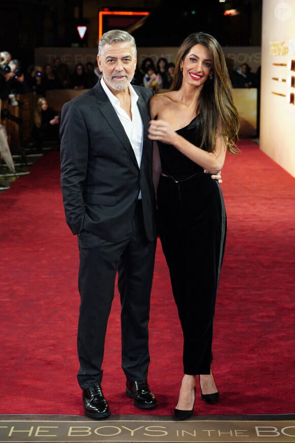 George Clooney préfère donc être chez lui, auprès de ses enfants et de sa femme.
George Clooney et Amal Clooney arrivent à la projection spéciale britannique de The Boys in the Boat au Curzon Mayfair, dans le centre de Londres. 