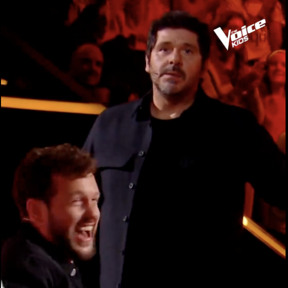 "Mais non ! Qui a fait ça ? Ils m'ont bloqué t'as compris ? J'ai même pas le droit de te parler. Moi je vais dans le public je vous laisse, non mais sans déconner", a hurlé l'artiste, dépité. 
The Voice Kids, TF1