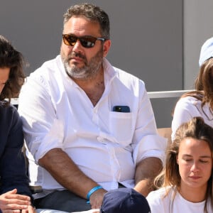 Hors antenne, la régie lui demande de baisser le tabouret pour le remettre à la hauteur de Bruce Toussaint, un "géant" !
Bruce Toussaint assiste aux Internationaux de France 2023 à Roland Garros le 6 juin 2023 à Paris, France. Photo par Laurent Zabulon/ABACAPRESS.COM