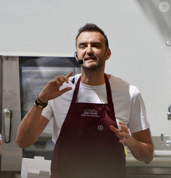 "Le Michelin est truffé d'injustices, pas seulement me concernant. Ils font comme ils veulent parce qu'il n'y a pas de règle", confie-t-il.
Cyril Lignac participe à l'événement Chef of Saint Tropez à Saint-Tropez, France, le 7 mai 2022. Photo par ABACAPRESS.COM