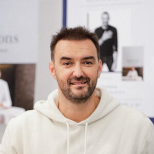 Le chef français Cyril Lignac lors de sa première séance de dédicaces à la veille de la sortie de son nouveau livre "Saisons" à la librairie Mollat à Bordeaux, France, le 16 octobre 2019. Photo par Thibaud Moritz/ABACAPRESS.COM