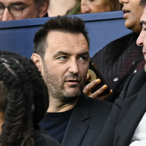 Cyril Lignac a donc baissé les bras et préfère se concentrer sur ses neuf restaurants et ses sept boulangeries.
Cyril Lignac lors du match de football de Ligue 1 entre l'AC Ajaccio (ACA) et le Paris Saint Germain (PSG) le 13 mai 2023 au stade du Parc des Princes à Paris, France. Photo par Victor Joly/ABACAPRESS.COM
