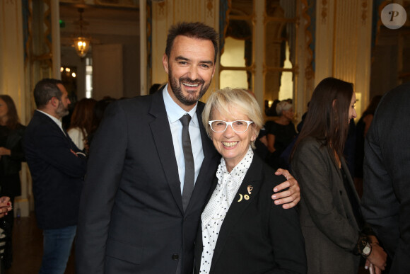 D'autres établissements vont même ouvrir à Dubaï, sans compter sa nouvelle émission culinaire à la rentrée !
Cyril Lignac et Mercotte assistant à la cérémonie où Pierre Hermé devient 'Commandeur des Arts et des Lettres' à Paris, France, le 23 septembre 2019. Photo par Jerome Domine/ABACAPRESS.COM