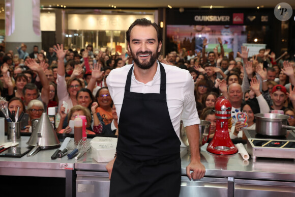 Après avoir décroché une première étoile quand il avait 35 ans, la deuxième se fait toujours attendre, malgré ses efforts.
Cyril Lignac est l'invité "Star" de ShowColat le 2 novembre 2018. © Bruno Bebert/Bestimage