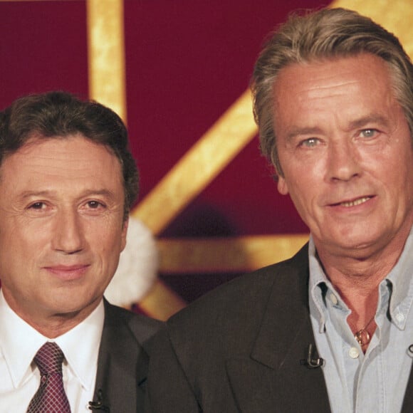 Michel Drucker a voulu lui rendre hommage dans les colonnes du "Parisien".
Archives - En France, à Paris, sur le plateau, sur le plateau, de gauche à droite, Michel DRUCKER et Alain DELON © Michel Marizy via Bestimage