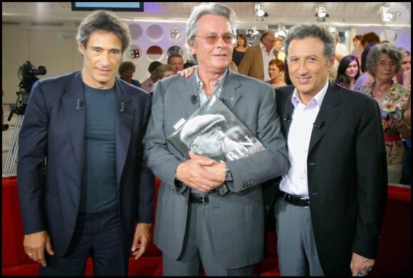 Il a raconté comment l'acteur l'a soutenu lors de la mort de son frère.
Gérard Lanvin, Alain Delon et Michel Drucker Plateau de l'emission ' VIVEMENT DIMANCHE '.