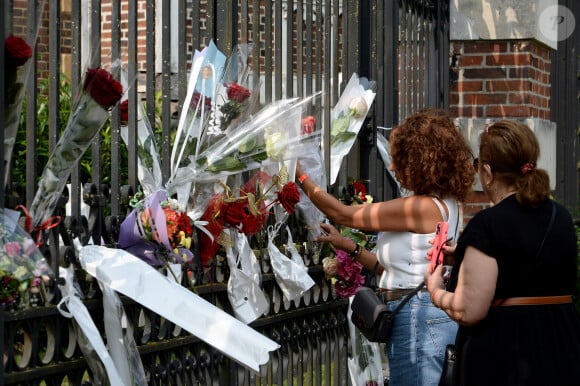 Illustration au domaine de Douchy après l'annonce de la mort de Alain Delon le 18 août 2024. L'acteur est mort ce dimanche 18 août au domaine de la Brûlerie, dans le Loiret, sa propriété depuis plus de cinquante ans. Il comptait s'y faire enterrer avec ses chiens.