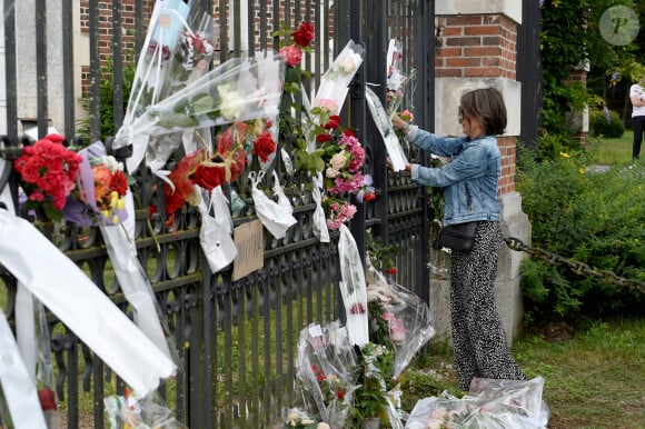 Illustration au domaine de Douchy après l'annonce de la mort de Alain Delon le 18 août 2024. L'acteur est mort ce dimanche 18 août au domaine de la Brûlerie, dans le Loiret, sa propriété depuis plus de cinquante ans. Il comptait s'y faire enterrer avec ses chiens.