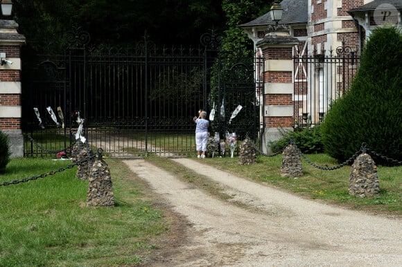 Illustration au domaine de Douchy après l'annonce de la mort de Alain Delon le 18 août 2024. L'acteur est mort ce dimanche 18 août au domaine de la Brûlerie, dans le Loiret, sa propriété depuis plus de cinquante ans. Il comptait s'y faire enterrer avec ses chiens.