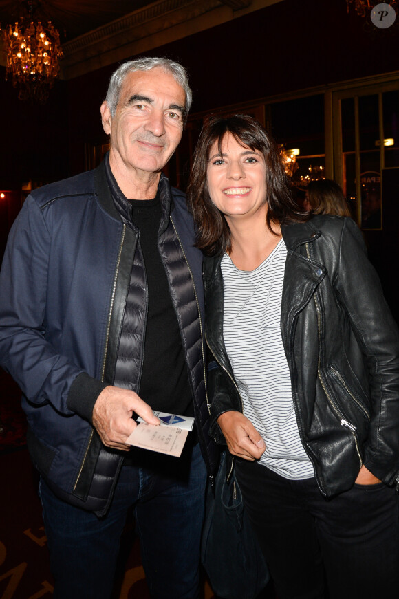 Exclusif - Raymond Domenech et sa compagne Estelle Denis - People en backstage du One-man-show de Ary Abittan sur la scène du Casino de Paris avec son spectacle "My story" à Paris le 3 novembre 2017. © Coadic Guirec/Bestimage