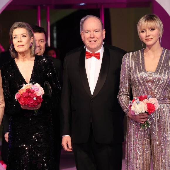 Christian Louboutin, la princesse Caroline de Hanovre, la princesse Charlene, le prince Albert II de Monaco - Bal de la Rose "Disco" 2024 au profit de la Fondation Princesse Grace dans la Salle des Étoiles du Sporting Monte-Carlo à Monaco le 23 mars 2024. © JC Vinaj / Pool Monaco / Bestimage 