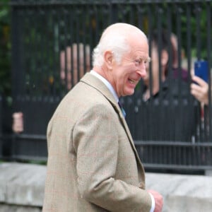 Il a été accueilli en grandes pompes lundi 19 août 2024
Le roi Charles III d'Angleterre, accueilli par des soldats de la compagnie Balaklava, 5e bataillon du Royal Regiment of Scotland devant le château de Balmoral (Ecosse), où le souverain débute ses vacances d'été, le 19 août 2024. 