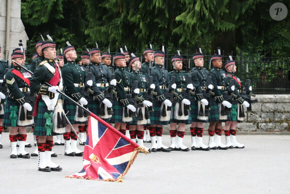 Le roi Charles III d'Angleterre, accueilli par des soldats de la compagnie Balaklava, 5e bataillon du Royal Regiment of Scotland devant le château de Balmoral (Ecosse), où le souverain débute ses vacances d'été, le 19 août 2024.