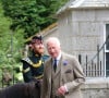 Le monarque britannique va séjourner dans son château écossais comme chaque année
Le roi Charles III d'Angleterre, accueilli par des soldats de la compagnie Balaklava, 5e bataillon du Royal Regiment of Scotland devant le château de Balmoral (Ecosse), où le souverain débute ses vacances d'été, le 19 août 2024. 