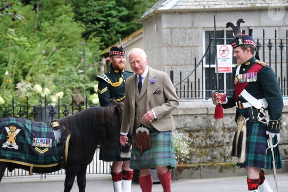 Le monarque britannique va séjourner dans son château écossais comme chaque année
Le roi Charles III d'Angleterre, accueilli par des soldats de la compagnie Balaklava, 5e bataillon du Royal Regiment of Scotland devant le château de Balmoral (Ecosse), où le souverain débute ses vacances d'été, le 19 août 2024. 