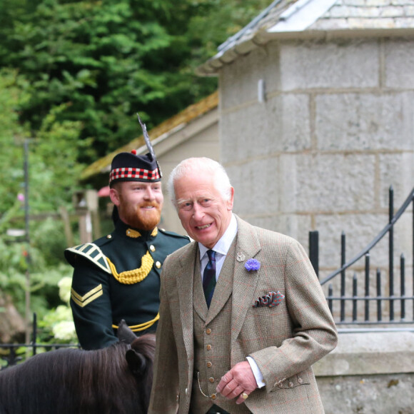 Le monarque britannique va séjourner dans son château écossais comme chaque année
Le roi Charles III d'Angleterre, accueilli par des soldats de la compagnie Balaklava, 5e bataillon du Royal Regiment of Scotland devant le château de Balmoral (Ecosse), où le souverain débute ses vacances d'été, le 19 août 2024. 