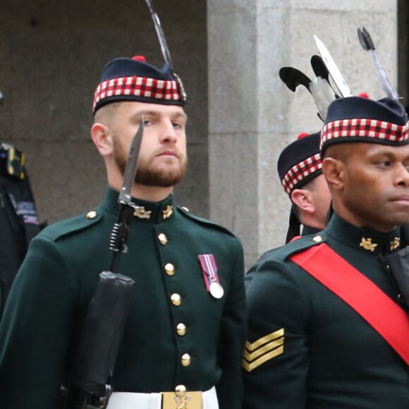 Le roi Charles III d'Angleterre, accueilli par des soldats de la compagnie Balaklava, 5e bataillon du Royal Regiment of Scotland devant le château de Balmoral (Ecosse), où le souverain débute ses vacances d'été, le 19 août 2024.