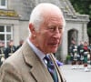 Le roi Charles III est arrivé à Balmoral pour ses vacances estivales
Le roi Charles III d'Angleterre, accueilli par des soldats de la compagnie Balaklava, 5e bataillon du Royal Regiment of Scotland devant le château de Balmoral (Ecosse), où le souverain débute ses vacances d'été. 