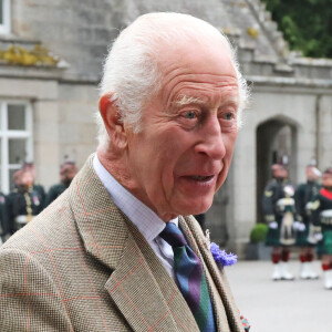 Le roi Charles III est arrivé à Balmoral pour ses vacances estivales
Le roi Charles III d'Angleterre, accueilli par des soldats de la compagnie Balaklava, 5e bataillon du Royal Regiment of Scotland devant le château de Balmoral (Ecosse), où le souverain débute ses vacances d'été. 