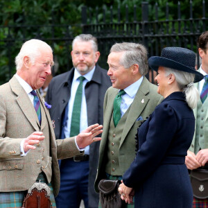 Le roi Charles III d'Angleterre, accueilli par des soldats de la compagnie Balaklava, 5e bataillon du Royal Regiment of Scotland devant le château de Balmoral (Ecosse), où le souverain débute ses vacances d'été, le 19 août 2024.