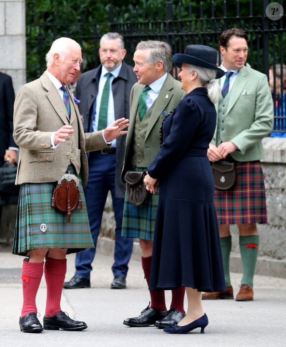 Le roi Charles III d'Angleterre, accueilli par des soldats de la compagnie Balaklava, 5e bataillon du Royal Regiment of Scotland devant le château de Balmoral (Ecosse), où le souverain débute ses vacances d'été, le 19 août 2024.