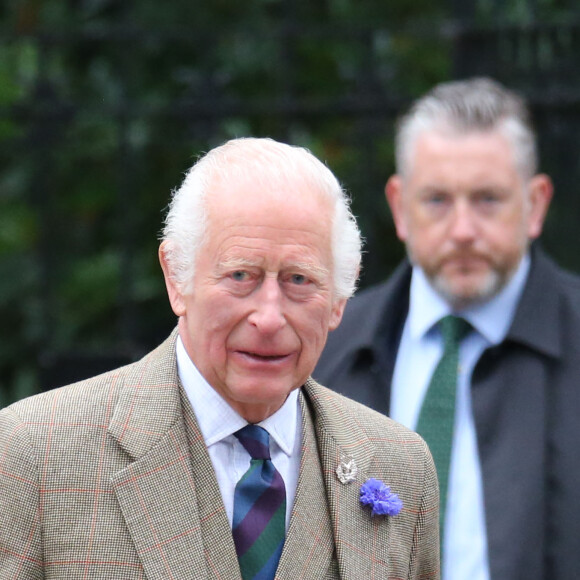 Le roi Charles III d'Angleterre, accueilli par des soldats de la compagnie Balaklava, 5e bataillon du Royal Regiment of Scotland devant le château de Balmoral (Ecosse), où le souverain débute ses vacances d'été, le 19 août 2024.