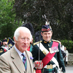 Ce jour-là, le roi Charles III a eu droit à une cérémonie d'accueil réalisée par des soldats de la compagnie Balaklava, 5e bataillon du Royal Regiment of Scotland
Le roi Charles III d'Angleterre, accueilli par des soldats de la compagnie Balaklava, 5e bataillon du Royal Regiment of Scotland devant le château de Balmoral (Ecosse), où le souverain débute ses vacances d'été, le 19 août 2024.