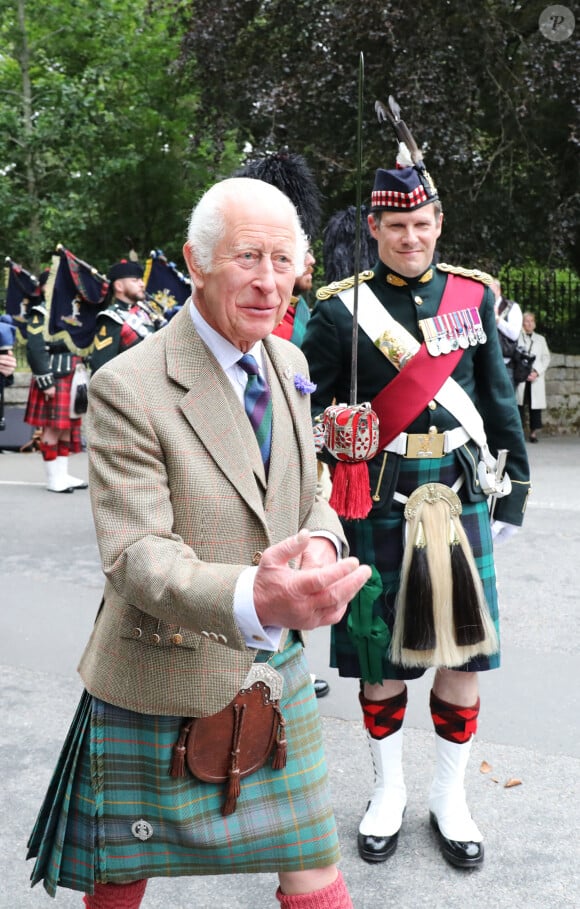 Ce jour-là, le roi Charles III a eu droit à une cérémonie d'accueil réalisée par des soldats de la compagnie Balaklava, 5e bataillon du Royal Regiment of Scotland
Le roi Charles III d'Angleterre, accueilli par des soldats de la compagnie Balaklava, 5e bataillon du Royal Regiment of Scotland devant le château de Balmoral (Ecosse), où le souverain débute ses vacances d'été, le 19 août 2024.