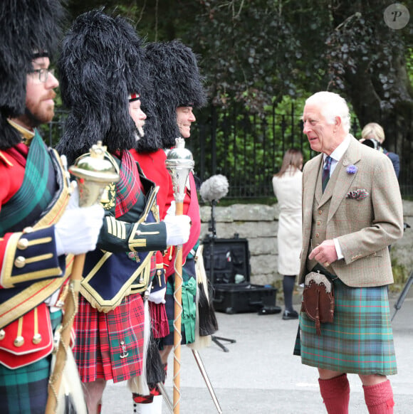 Le roi Charles III d'Angleterre, accueilli par des soldats de la compagnie Balaklava, 5e bataillon du Royal Regiment of Scotland devant le château de Balmoral (Ecosse), où le souverain débute ses vacances d'été, le 19 août 2024.