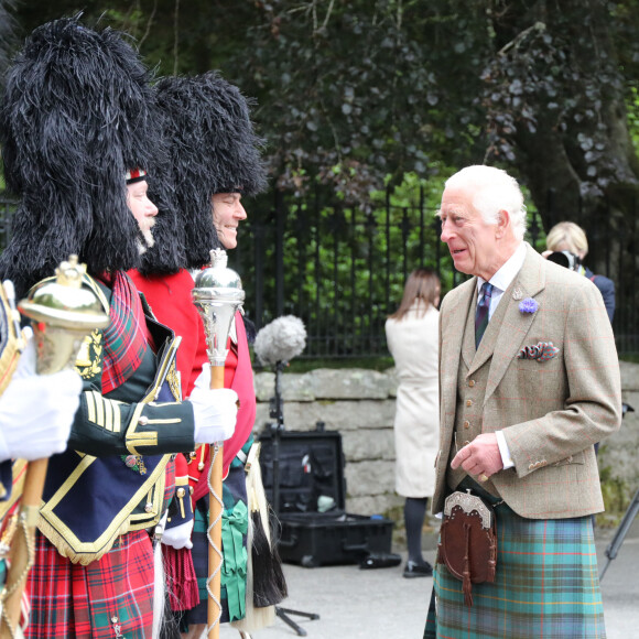 Le roi Charles III d'Angleterre, accueilli par des soldats de la compagnie Balaklava, 5e bataillon du Royal Regiment of Scotland devant le château de Balmoral (Ecosse), où le souverain débute ses vacances d'été, le 19 août 2024.