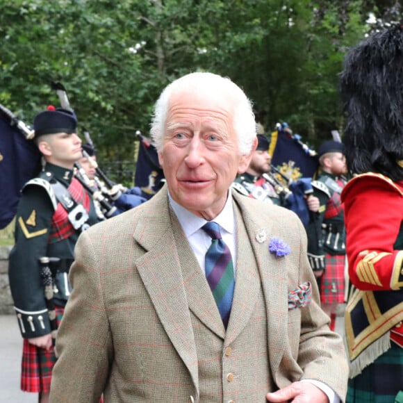 Le roi Charles III d'Angleterre, accueilli par des soldats de la compagnie Balaklava, 5e bataillon du Royal Regiment of Scotland devant le château de Balmoral (Ecosse), où le souverain débute ses vacances d'été, le 19 août 2024.