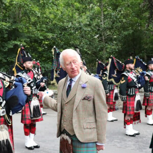 Une tenue que le roi d'Angleterre affectionne tout particulièrement
Le roi Charles III d'Angleterre, accueilli par des soldats de la compagnie Balaklava, 5e bataillon du Royal Regiment of Scotland devant le château de Balmoral (Ecosse), où le souverain débute ses vacances d'été, le 19 août 2024.