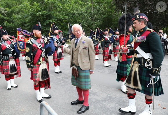 Une tenue que le roi d'Angleterre affectionne tout particulièrement
Le roi Charles III d'Angleterre, accueilli par des soldats de la compagnie Balaklava, 5e bataillon du Royal Regiment of Scotland devant le château de Balmoral (Ecosse), où le souverain débute ses vacances d'été, le 19 août 2024.