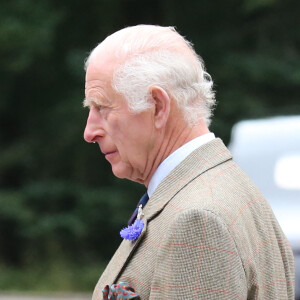 Le roi Charles III d'Angleterre, accueilli par des soldats de la compagnie Balaklava, 5e bataillon du Royal Regiment of Scotland devant le château de Balmoral (Ecosse), où le souverain débute ses vacances d'été, le 19 août 2024.